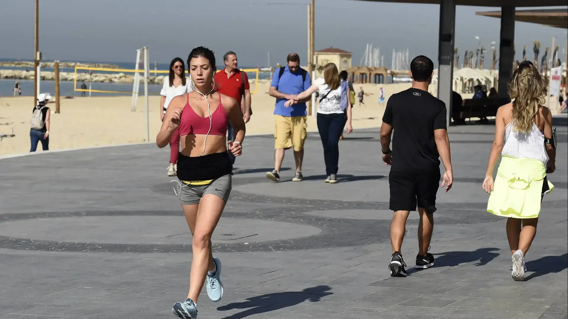 מזג אוויר קייצי בחופי תל אביב 4 בפברואר 2018 מזג אוויר קייצי בחופי תל אביב 4 בפברואר 2018