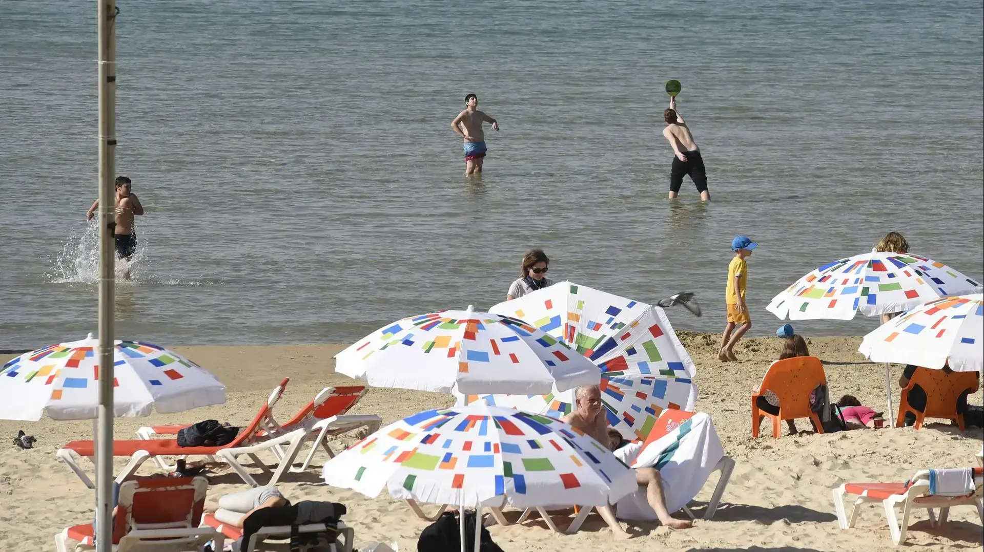 מזג אוויר קייצי בחופי תל אביב 4 בפברואר 2018 מזג אוויר קייצי בחופי תל אביב 4 בפברואר 2018