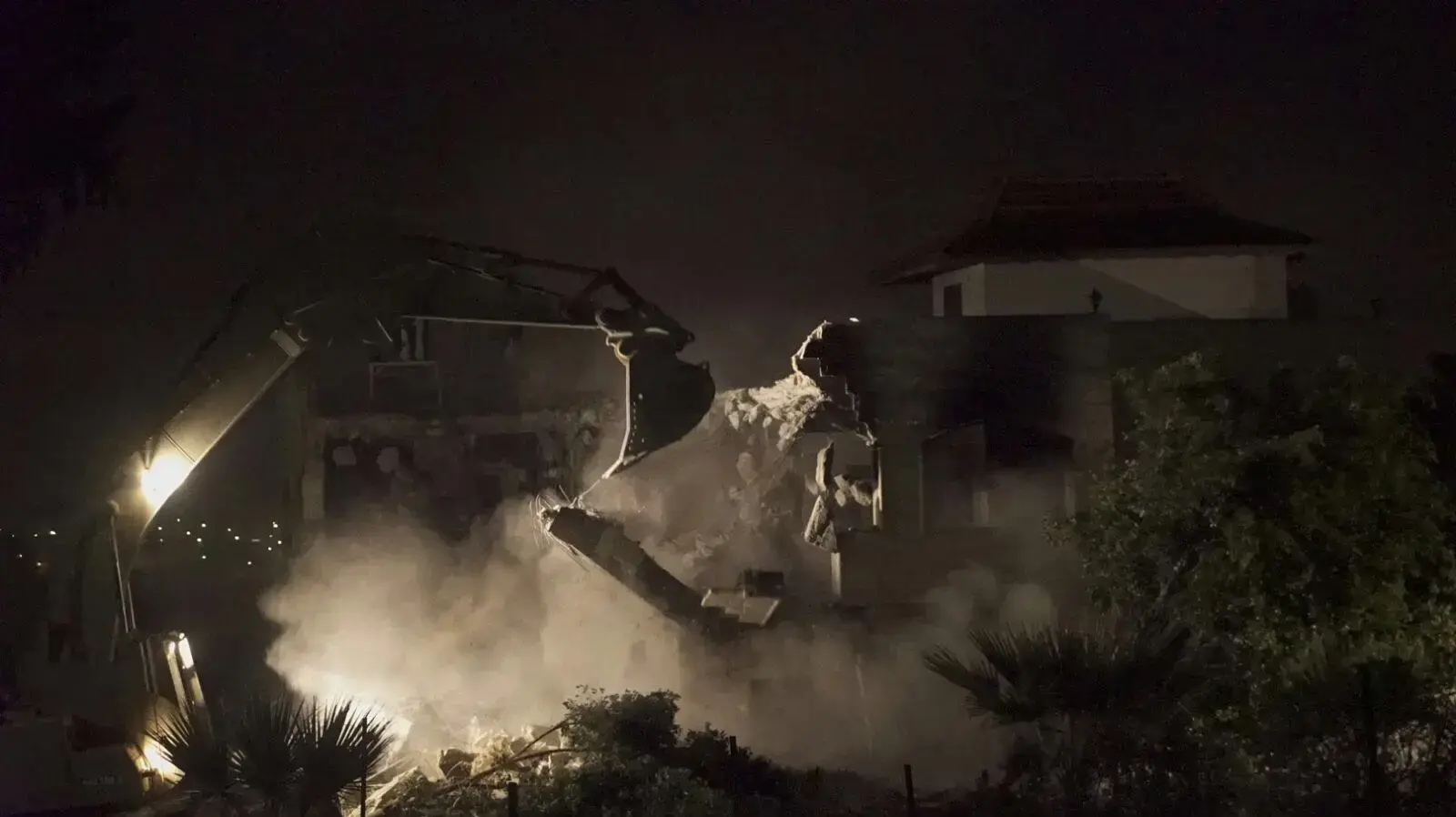 מעצר תשתית החוליה ובהן תמונות הנשק שנשא המחבל הלילה, והרכב ששימש על פי החשד את חברי החוליה ונמצא בשבועות האחרונים מעצר תשתית החוליה ובהן תמונות הנשק שנשא המחבל הלילה, והרכב ששימש על פי החשד את חברי החוליה ונמצא בשבועות האחרונים