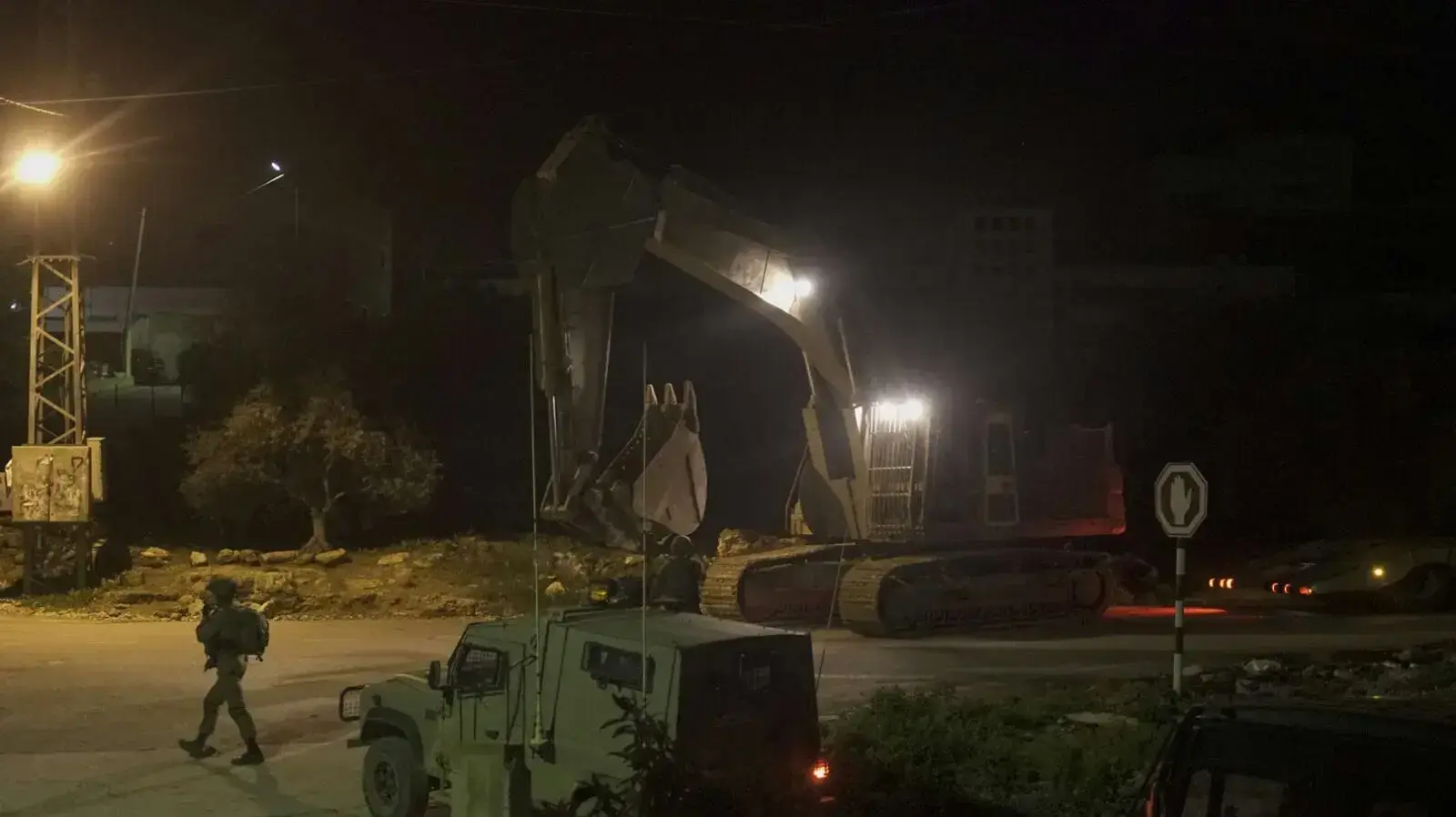 מעצר תשתית החוליה ובהן תמונות הנשק שנשא המחבל הלילה, והרכב ששימש על פי החשד את חברי החוליה ונמצא בשבועות האחרונים מעצר תשתית החוליה ובהן תמונות הנשק שנשא המחבל הלילה, והרכב ששימש על פי החשד את חברי החוליה ונמצא בשבועות האחרונים