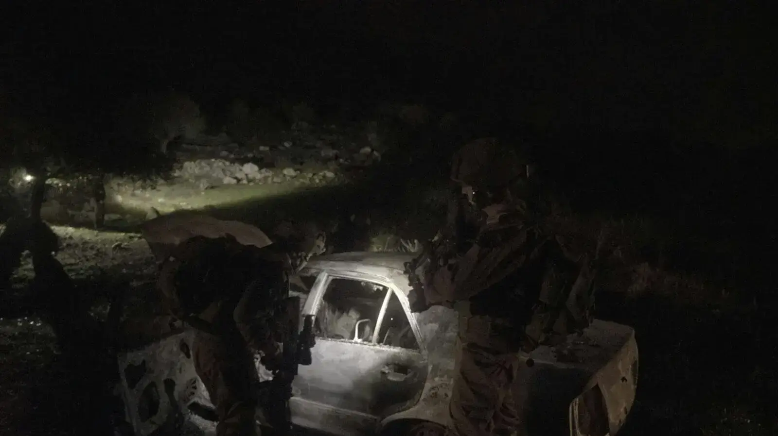 מעצר תשתית החוליה ובהן תמונות הנשק שנשא המחבל הלילה, והרכב ששימש על פי החשד את חברי החוליה ונמצא בשבועות האחרונים מעצר תשתית החוליה ובהן תמונות הנשק שנשא המחבל הלילה, והרכב ששימש על פי החשד את חברי החוליה ונמצא בשבועות האחרונים