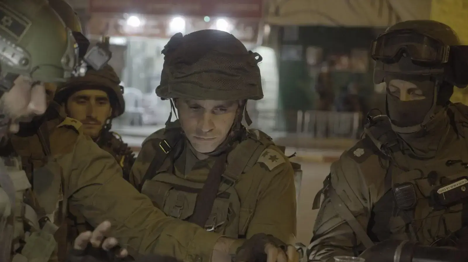 מעצר תשתית החוליה ובהן תמונות הנשק שנשא המחבל הלילה, והרכב ששימש על פי החשד את חברי החוליה ונמצא בשבועות האחרונים מעצר תשתית החוליה ובהן תמונות הנשק שנשא המחבל הלילה, והרכב ששימש על פי החשד את חברי החוליה ונמצא בשבועות האחרונים