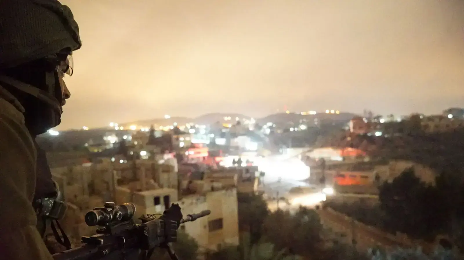 מעצר תשתית החוליה ובהן תמונות הנשק שנשא המחבל הלילה, והרכב ששימש על פי החשד את חברי החוליה ונמצא בשבועות האחרונים מעצר תשתית החוליה ובהן תמונות הנשק שנשא המחבל הלילה, והרכב ששימש על פי החשד את חברי החוליה ונמצא בשבועות האחרונים