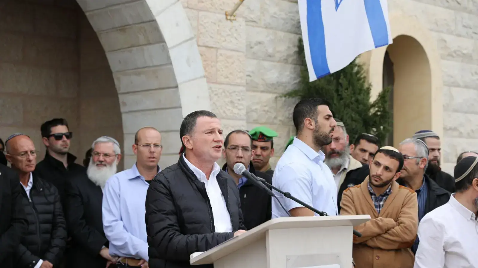 יושב ראש הכנסת יולי אדלשטיין בהלוויתו של איתמר בן גל, ההרוג מהפיגוע באריאל, הר ברכה, 6 בפברואר 2018 יושב ראש הכנסת יולי אדלשטיין בהלוויתו של איתמר בן גל, ההרוג מהפיגוע באריאל, הר ברכה, 6 בפברואר 2018