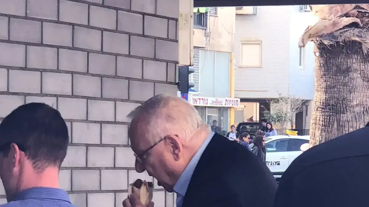 נשיא המדינה ראובן ריבלין מזמין את פמלייתו לפלאפל בפלאפל שלמה ובניו בבן יהודה פינת נורדאו, 6 בפברואר 2018 נשיא המדינה ראובן ריבלין מזמין את פמלייתו לפלאפל בפלאפל שלמה ובניו בבן יהודה פינת נורדאו, 6 בפברואר 2018