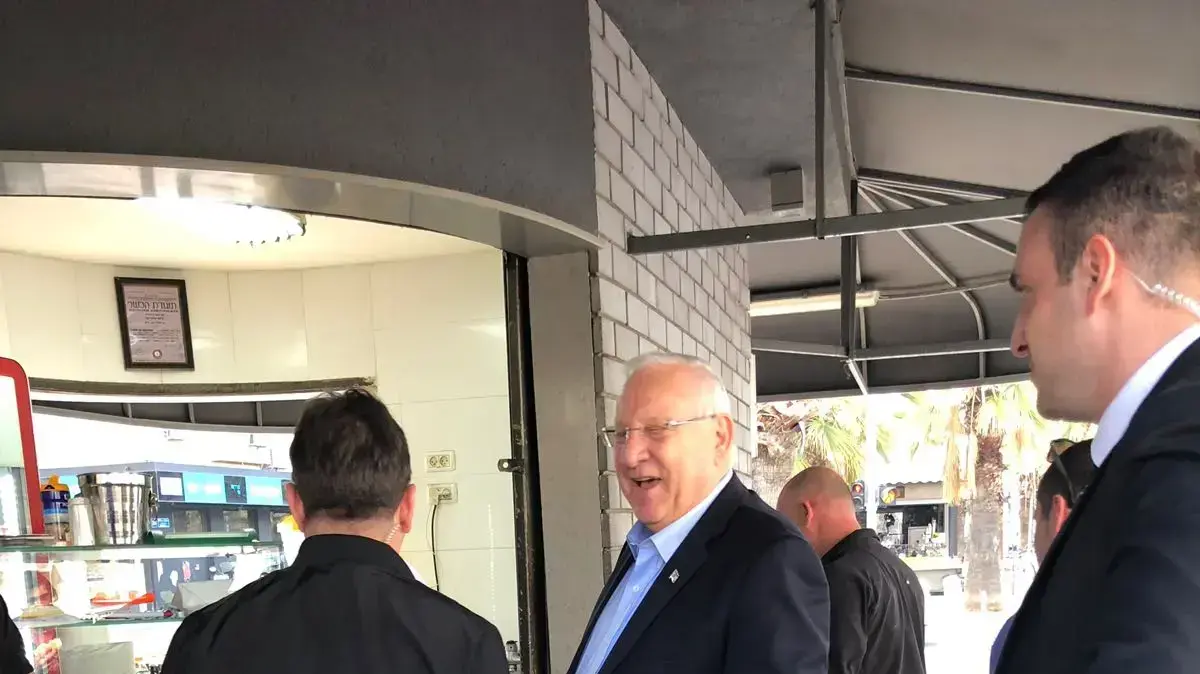 נשיא המדינה ראובן ריבלין מזמין את פמלייתו לפלאפל בפלאפל שלמה ובניו בבן יהודה פינת נורדאו, 6 בפברואר 2018 נשיא המדינה ראובן ריבלין מזמין את פמלייתו לפלאפל בפלאפל שלמה ובניו בבן יהודה פינת נורדאו, 6 בפברואר 2018