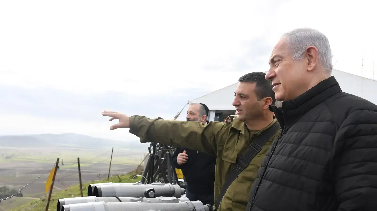 ראש הממשלה בנימין נתניהו ושרי הקבינט המדיני-ביטחוני סיירו ברמת הגולן (בתצפית בהר אביטל), וקיבלו סקירות מפי הרמטכ"ל, מפקד פיקוד הצפון ומפקד עוצבת הבשן ראש הממשלה בנימין נתניהו ושרי הקבינט המדיני-ביטחוני סיירו ברמת הגולן (בתצפית בהר אביטל), וקיבלו סקירות מפי הרמטכ"ל, מפקד פיקוד הצפון ומפקד עוצבת הבשן