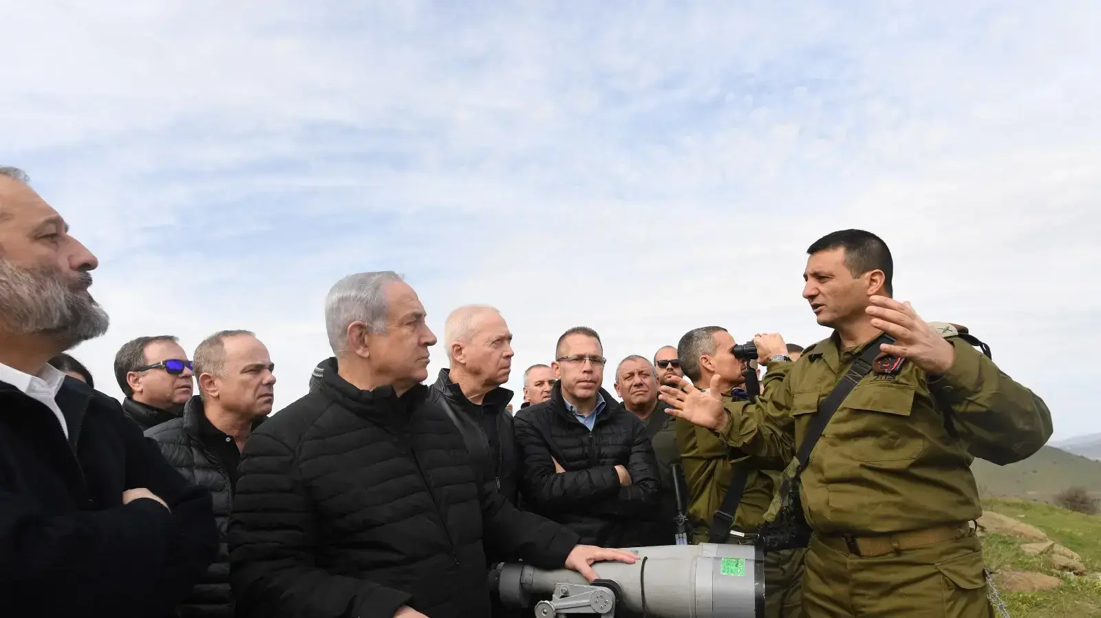 ראש הממשלה בנימין נתניהו ושרי הקבינט המדיני-ביטחוני סיירו ברמת הגולן (בתצפית בהר אביטל), וקיבלו סקירות מפי הרמטכ"ל, מפקד פיקוד הצפון ומפקד עוצבת הבשן ראש הממשלה בנימין נתניהו ושרי הקבינט המדיני-ביטחוני סיירו ברמת הגולן (בתצפית בהר אביטל), וקיבלו סקירות מפי הרמטכ"ל, מפקד פיקוד הצפון ומפקד עוצבת הבשן