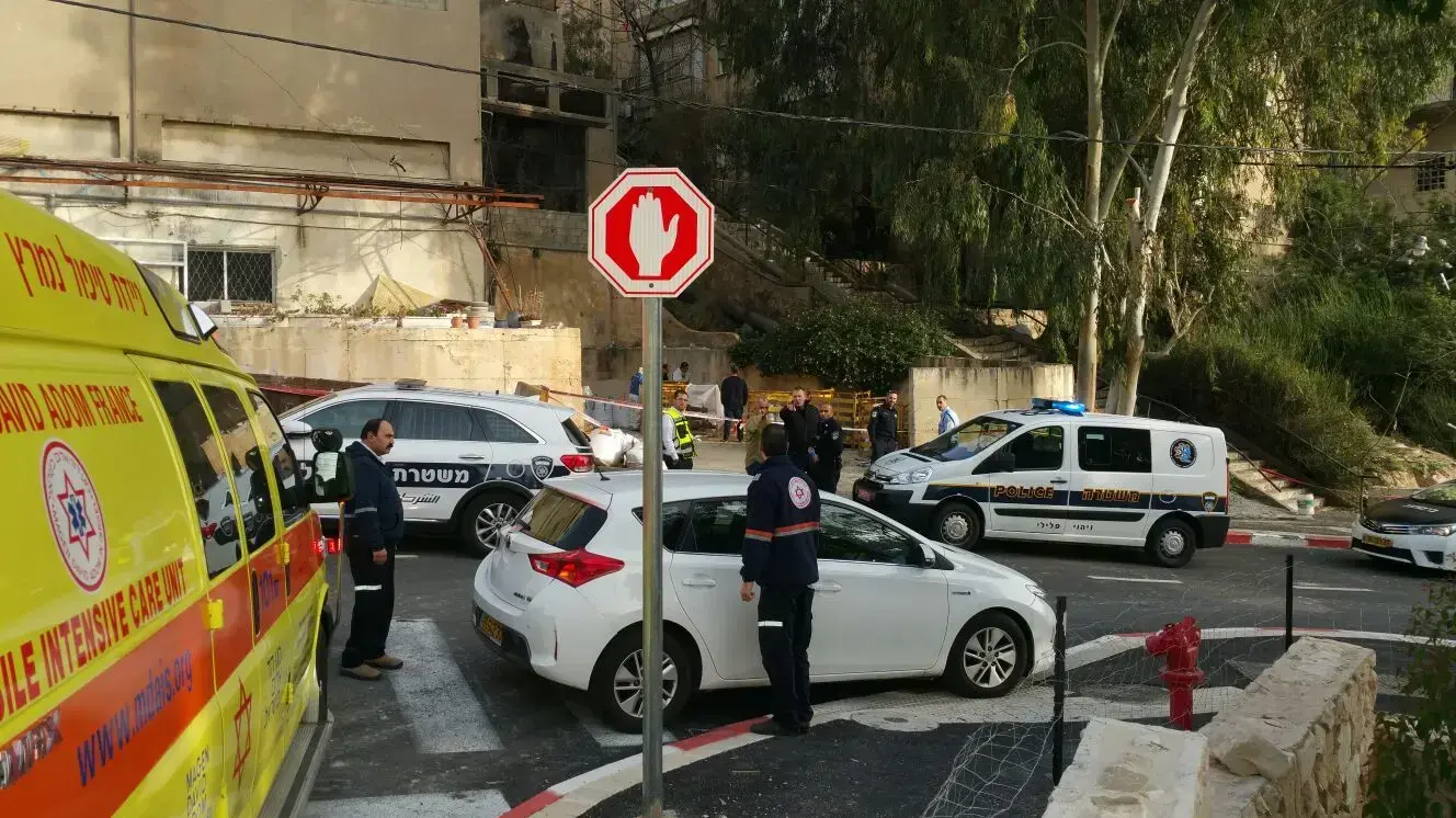 זירת הרצח בה גבר כבן 36 נמצא ללא רוח חיים על המדרגות הציבוריות לצד בית התעשייה הישן בהדר הכרמל זירת הרצח בה גבר כבן 36 נמצא ללא רוח חיים על המדרגות הציבוריות לצד בית התעשייה הישן בהדר הכרמל