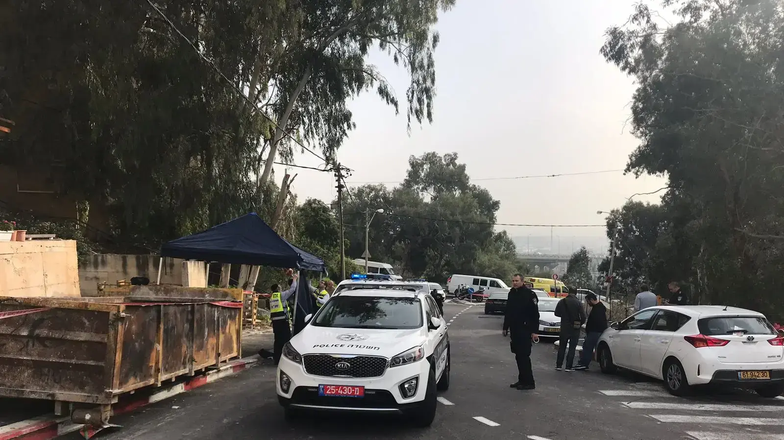 זירת הרצח בה גבר כבן 36 נמצא ללא רוח חיים על המדרגות הציבוריות לצד בית התעשייה הישן בהדר הכרמל