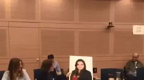 תמונה של מיכל בירן מוצגת במהלך ועידה בכנסת תמונה של מיכל בירן מוצגת במהלך ועידה בכנסת