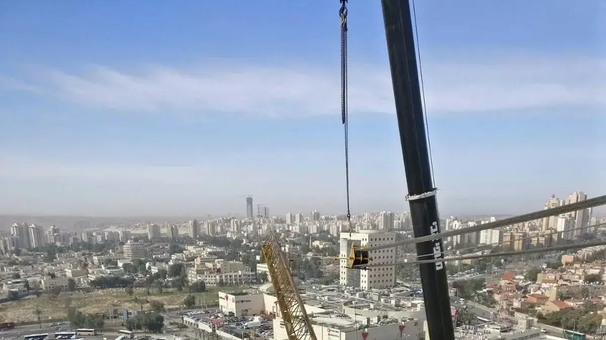 פועלי בניין עבודה בגובה אתר בנייה