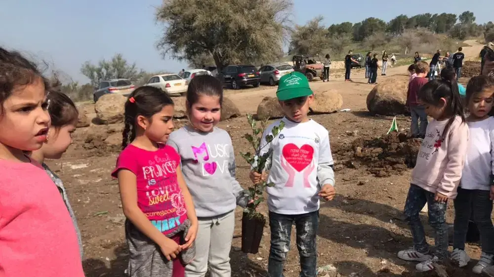 ילדי שיבלי וכפר תבור נוטעים עצים ושכנות טובה ילדי שיבלי וכפר תבור נוטעים עצים ושכנות טובה