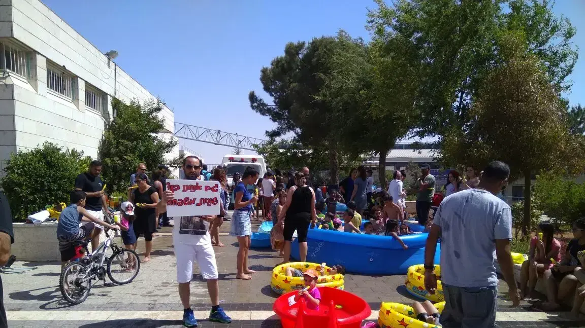 מחאה של תושבי קריית ארבע לאפשור שחייה מעורבת, יולי 2017