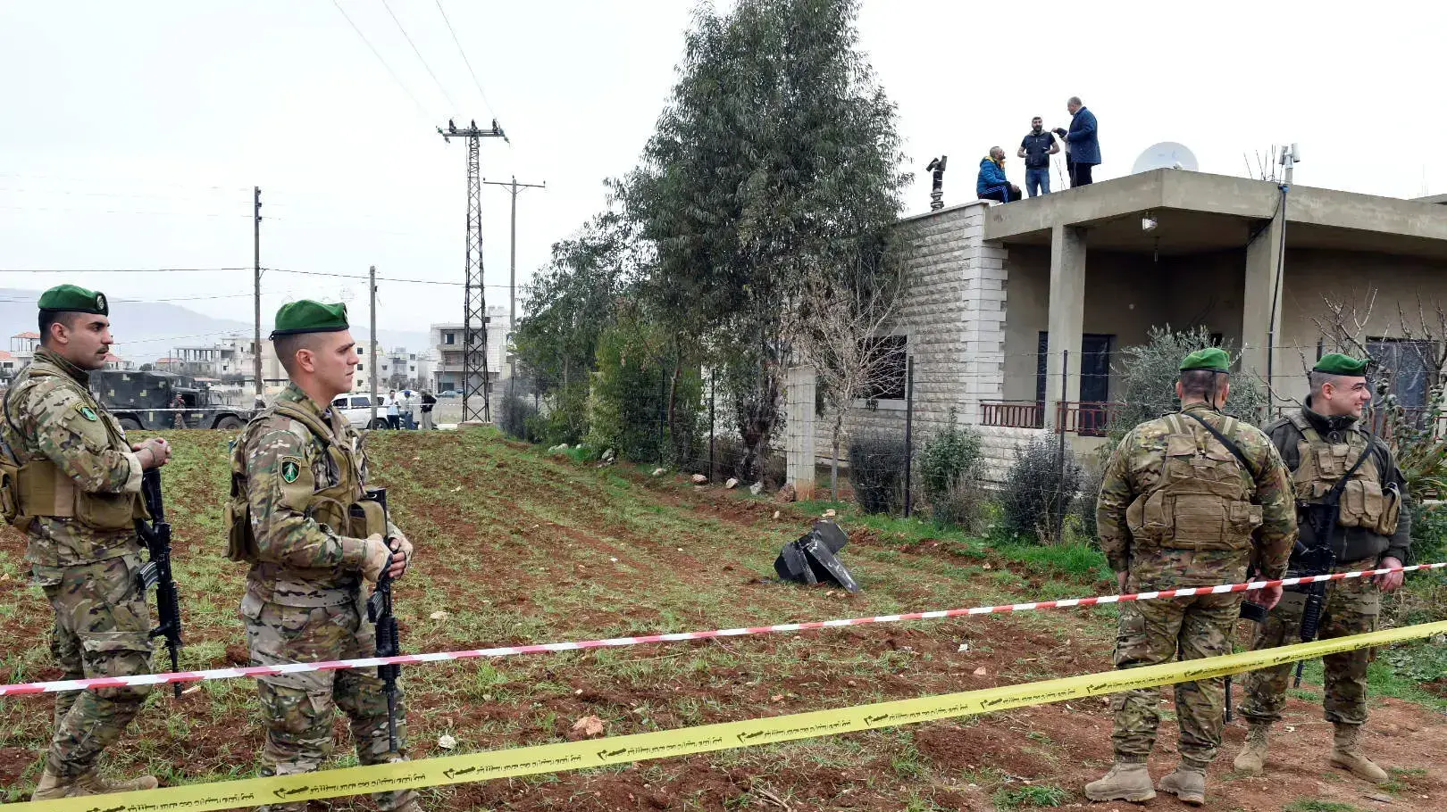 חיילים לבנונים מאבטחים את האזזירת נפילת הטיל, טיל עלי אל נהרי, 10 בפברואר 2018