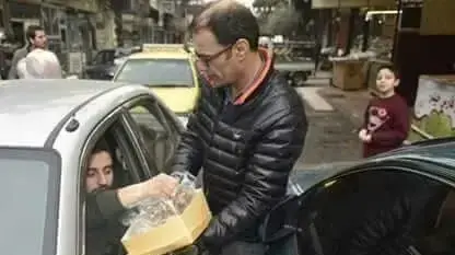 אזרחים סורים בדמשק מחלקים מתוקים ושמחים על הפלת מטוס ישראלי, 10 בפברואר 2018