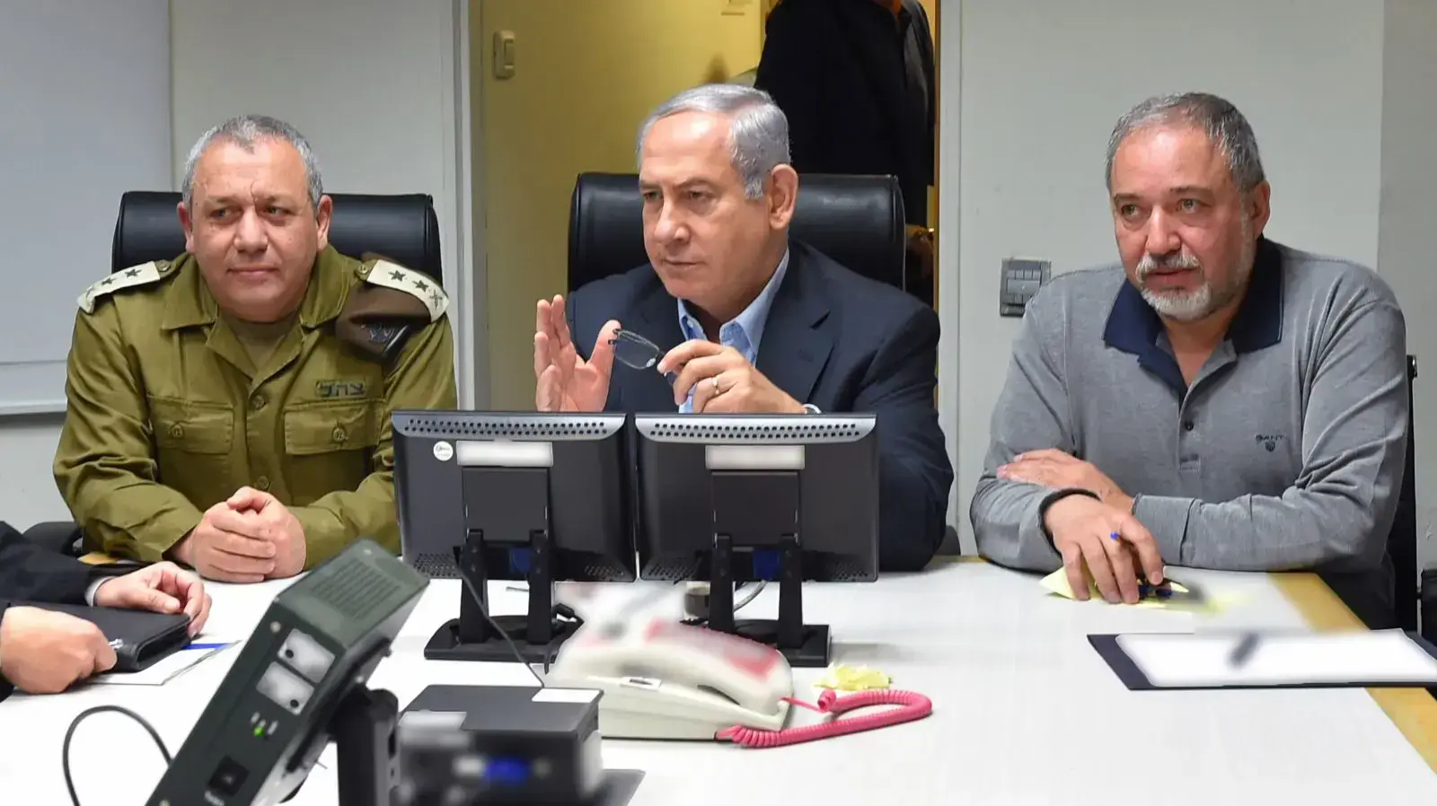 ההתייעצות הביטחונית שקיימו בצהריים ראש הממשלה בנימין נתניהו, שר הביטחון אביגדור ליברמן והרמטכ"ל רא"ל גדי איזנקוט, יחד עם בכירי מערכת הביטחון ההתייעצות הביטחונית שקיימו בצהריים ראש הממשלה בנימין נתניהו, שר הביטחון אביגדור ליברמן והרמטכ"ל רא"ל גדי איזנקוט, יחד עם בכירי מערכת הביטחון