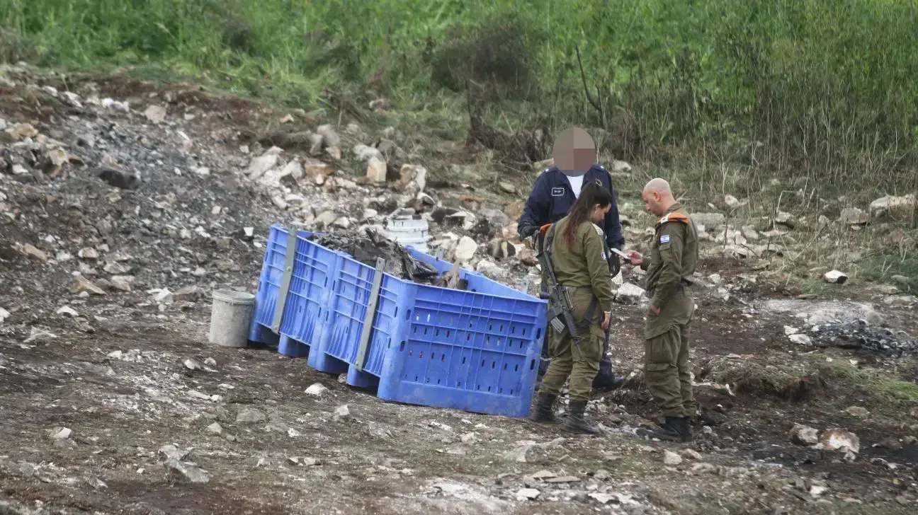 חיילי צה"ל מפנים את חלקי המטוס שנפל, הרדוף, 11 בפברואר 2018 חיילי צה"ל מפנים את חלקי המטוס שנפל, הרדוף, 11 בפברואר 2018
