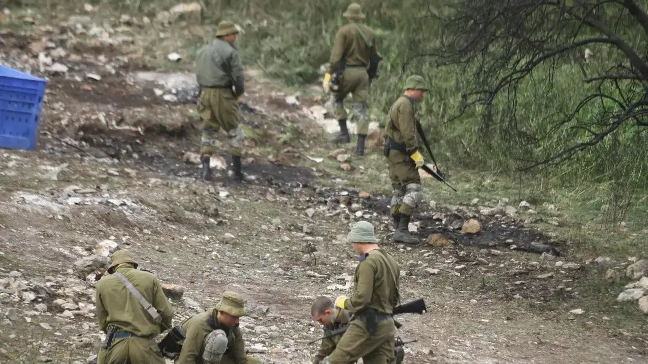 חיילי צה"ל מפנים את חלקי המטוס שנפל, הרדוף, 11 בפברואר 2018 חיילי צה"ל מפנים את חלקי המטוס שנפל, הרדוף, 11 בפברואר 2018