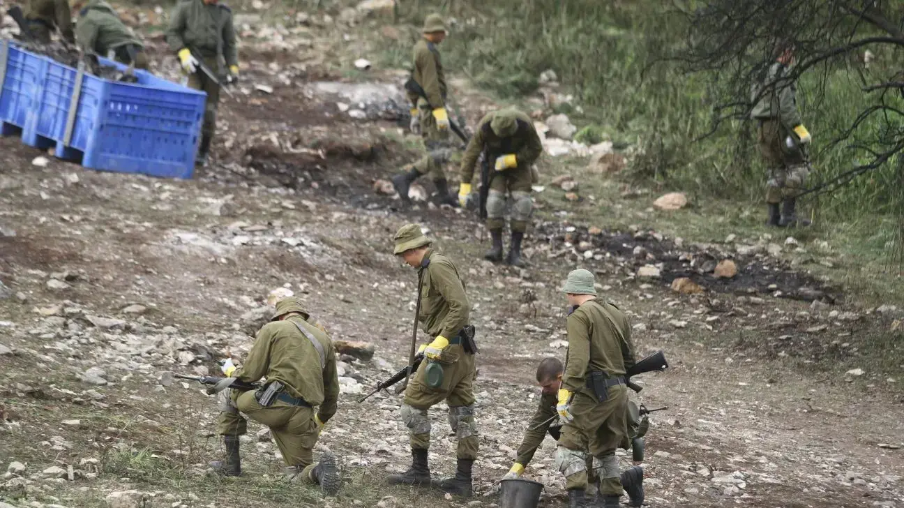 חיילי צה"ל מפנים את חלקי המטוס שנפל, הרדוף, 11 בפברואר 2018 חיילי צה"ל מפנים את חלקי המטוס שנפל, הרדוף, 11 בפברואר 2018