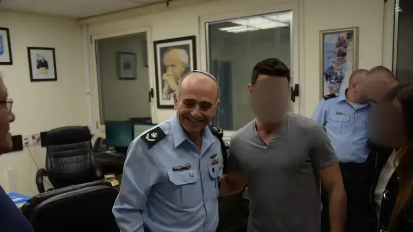 מפגש בין ממז ת"א לסוכן א והענקת תעודת שוטר ואקדח משטרתי, 12 בפברואר 2018 מפגש בין ממז ת"א לסוכן א והענקת תעודת שוטר ואקדח משטרתי, 12 בפברואר 2018