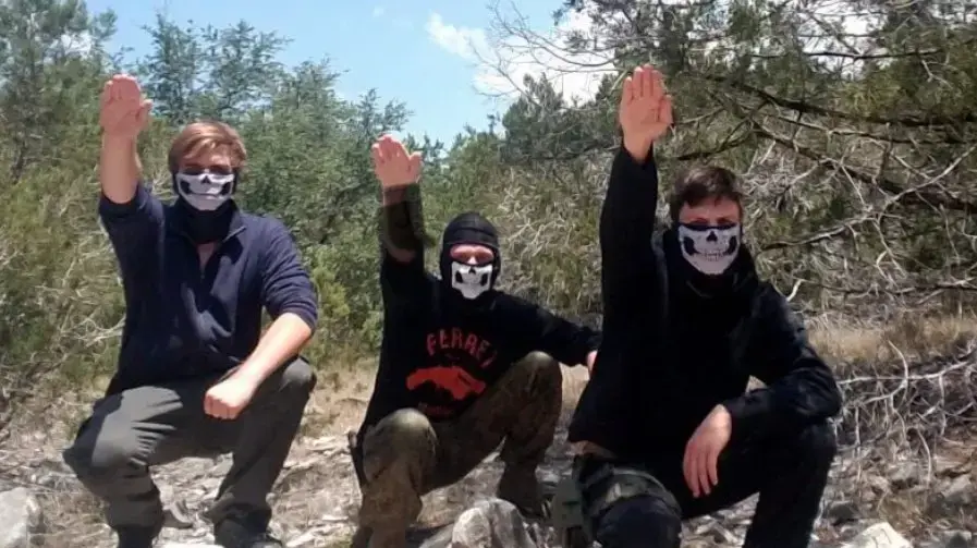 סמואל לינקולן וודוורד ועוד פעילים ניאו-נאצים מצדיעים במועל יד, ארה"ב סמואל לינקולן וודוורד ועוד פעילים ניאו-נאצים מצדיעים במועל יד, ארה"ב