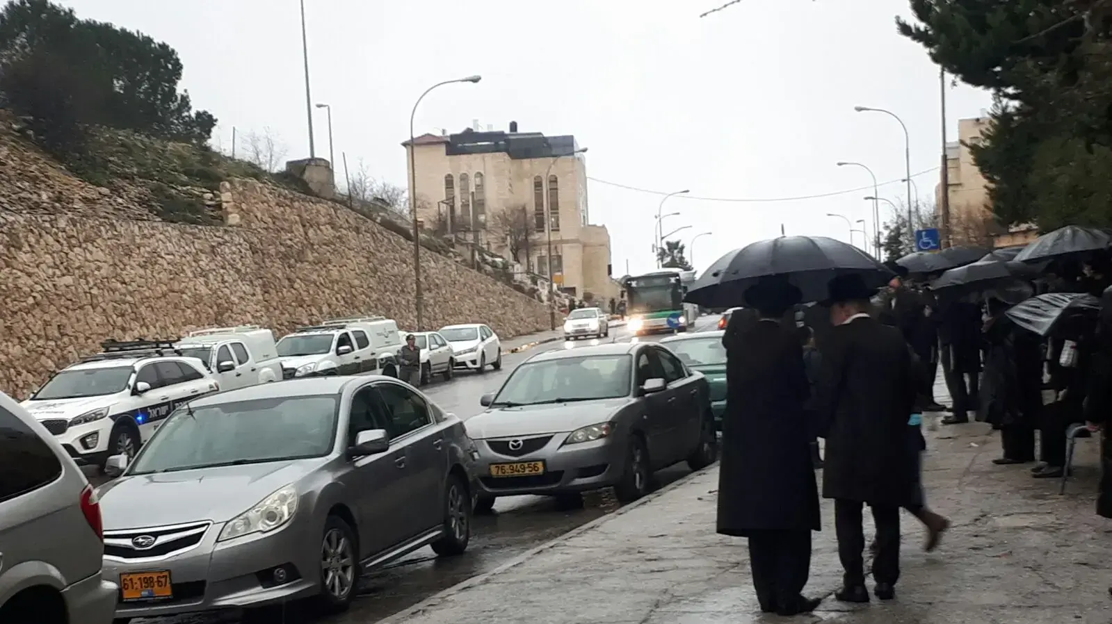 הפגנת חרדים מחוץ לביתו של ח"כ אורי מקלב הפגנת חרדים מחוץ לביתו של ח"כ אורי מקלב