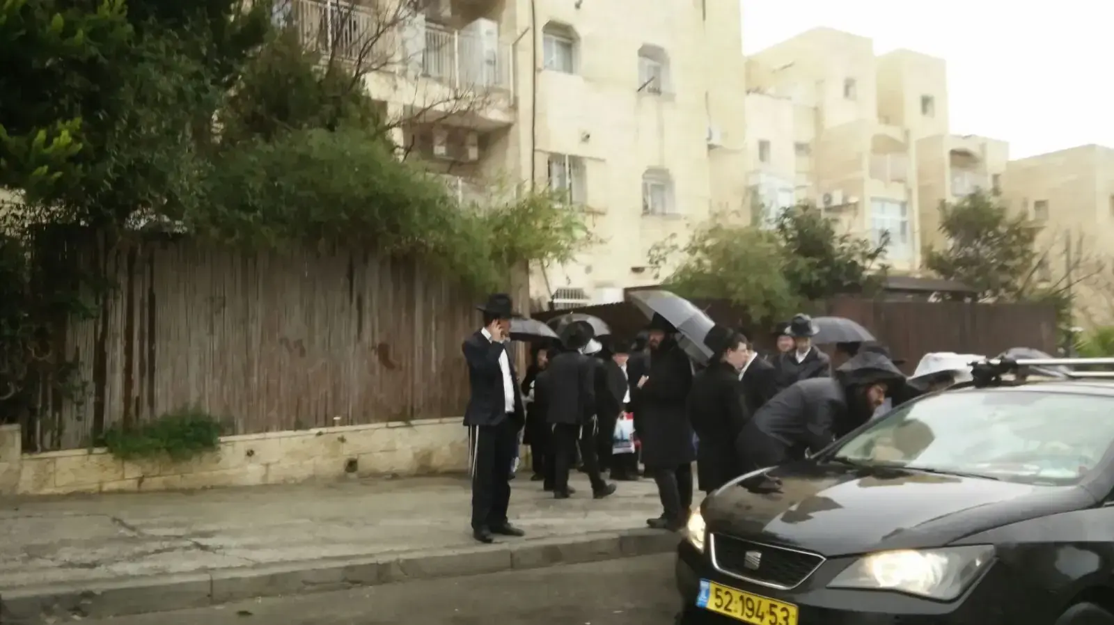 הפגנת חרדים מחוץ לביתו של ח"כ אורי מקלב