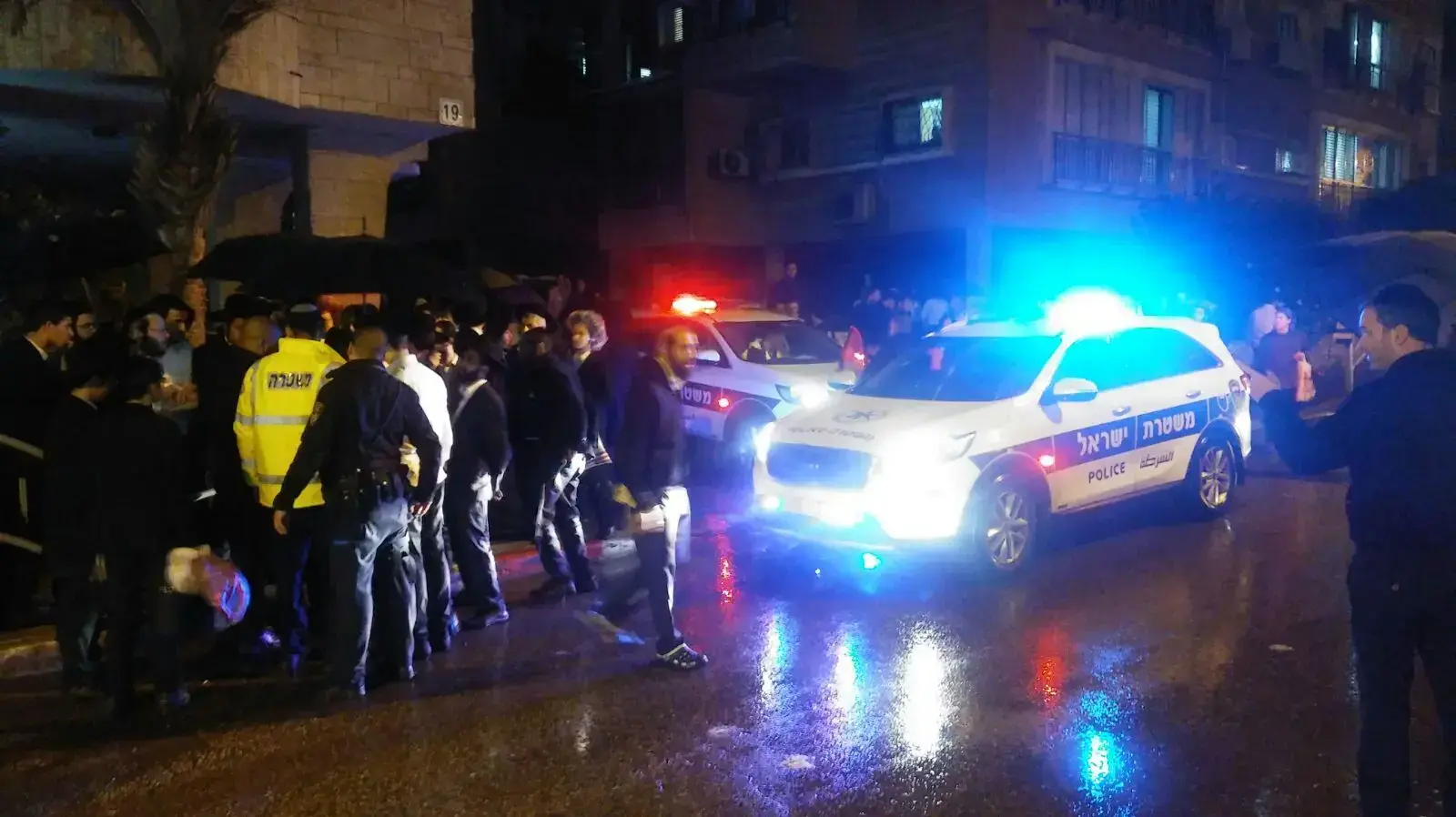 הפגנת חרדים מול ביתו של ח"כ גפני 