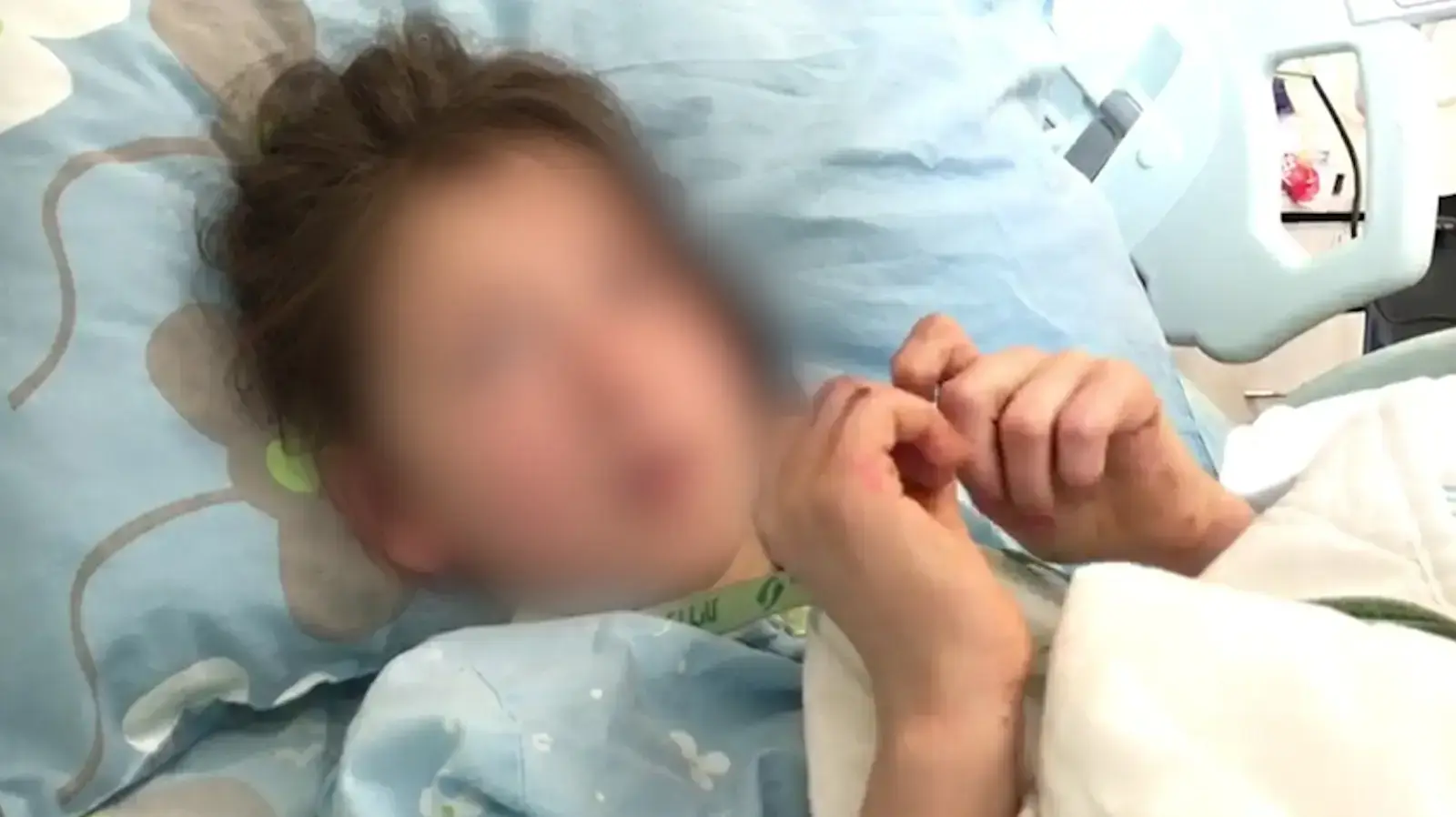 הילדה שנשכה על-ידי כלב מתאוששת בבית החולים הילדה שנשכה על-ידי כלב מתאוששת בבית החולים