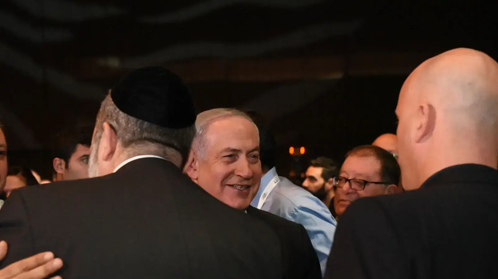 ראש הממשלה מחבק את אריה דרעי, ועידת השלטון המקומי וכנס מוני אקספו 2018, ביתן 2, גני התערוכה, תל אביב, 14 בפברואר 2018 ראש הממשלה מחבק את אריה דרעי, ועידת השלטון המקומי וכנס מוני אקספו 2018, ביתן 2, גני התערוכה, תל אביב, 14 בפברואר 2018