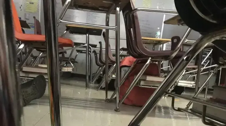 ירי בבית ספר תיכון בפלורידה, ארה"ב 14 בפברואר 2018
תמונה שצילם אחד התלמידים באחת הכיתות הנעולות בבית ספר, בזמן העוצר שהוכרז ירי בבית ספר תיכון בפלורידה, ארה"ב 14 בפברואר 2018
תמונה שצילם אחד התלמידים באחת הכיתות הנעולות בבית ספר, בזמן העוצר שהוכרז
