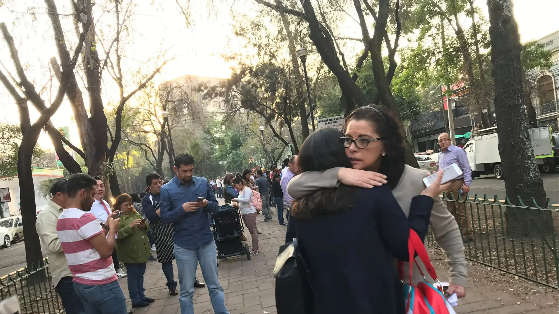 אזרחים ברחובות מקסיקו סיטי אחרי רעידת האדמה בדרום המדינה אזרחים ברחובות מקסיקו סיטי אחרי רעידת האדמה בדרום המדינה