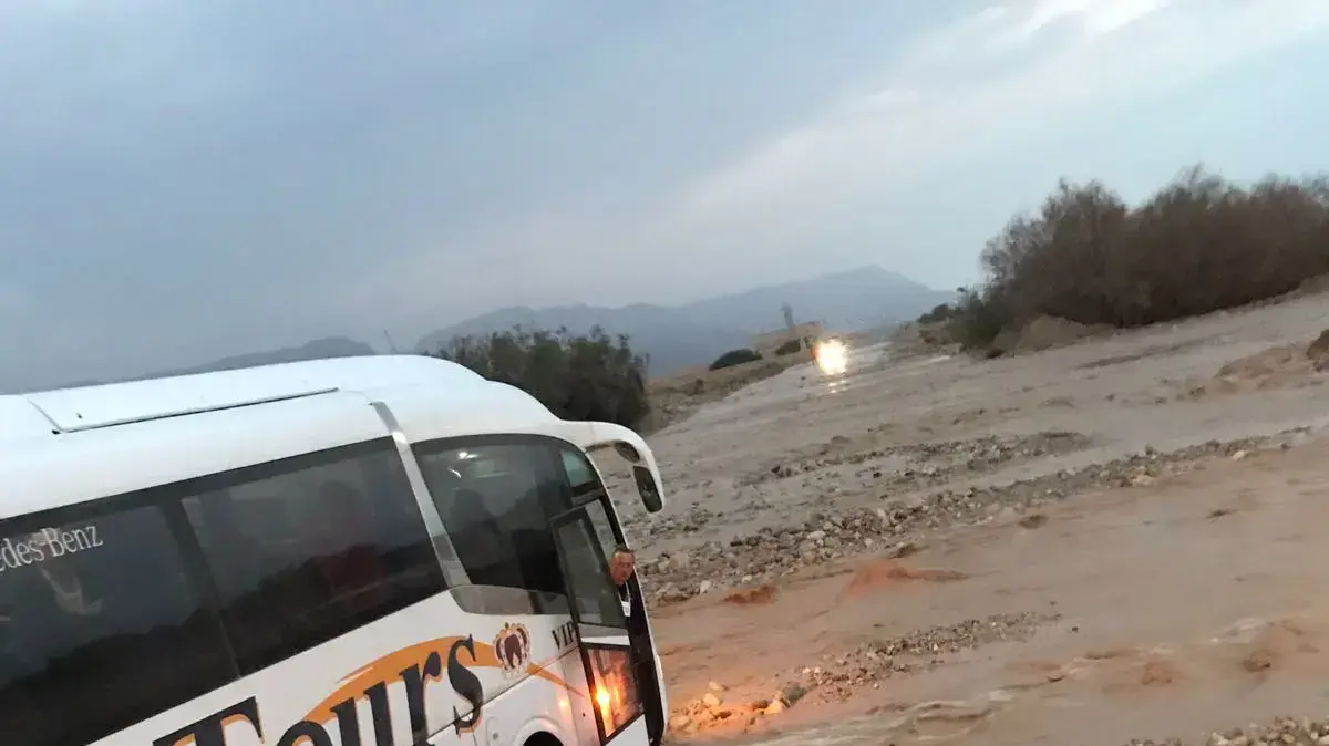 אוטובוס תיירים נתקע בשיטפון בנחל צאלים באזור ים המלח, 17 בפברואר 2018 אוטובוס תיירים נתקע בשיטפון בנחל צאלים באזור ים המלח, 17 בפברואר 2018