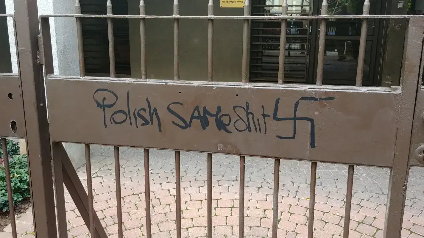 צלבי קרס בשגרירות הפולנית בישראל, 18 בפברואר 2018 צלבי קרס בשגרירות הפולנית בישראל, 18 בפברואר 2018