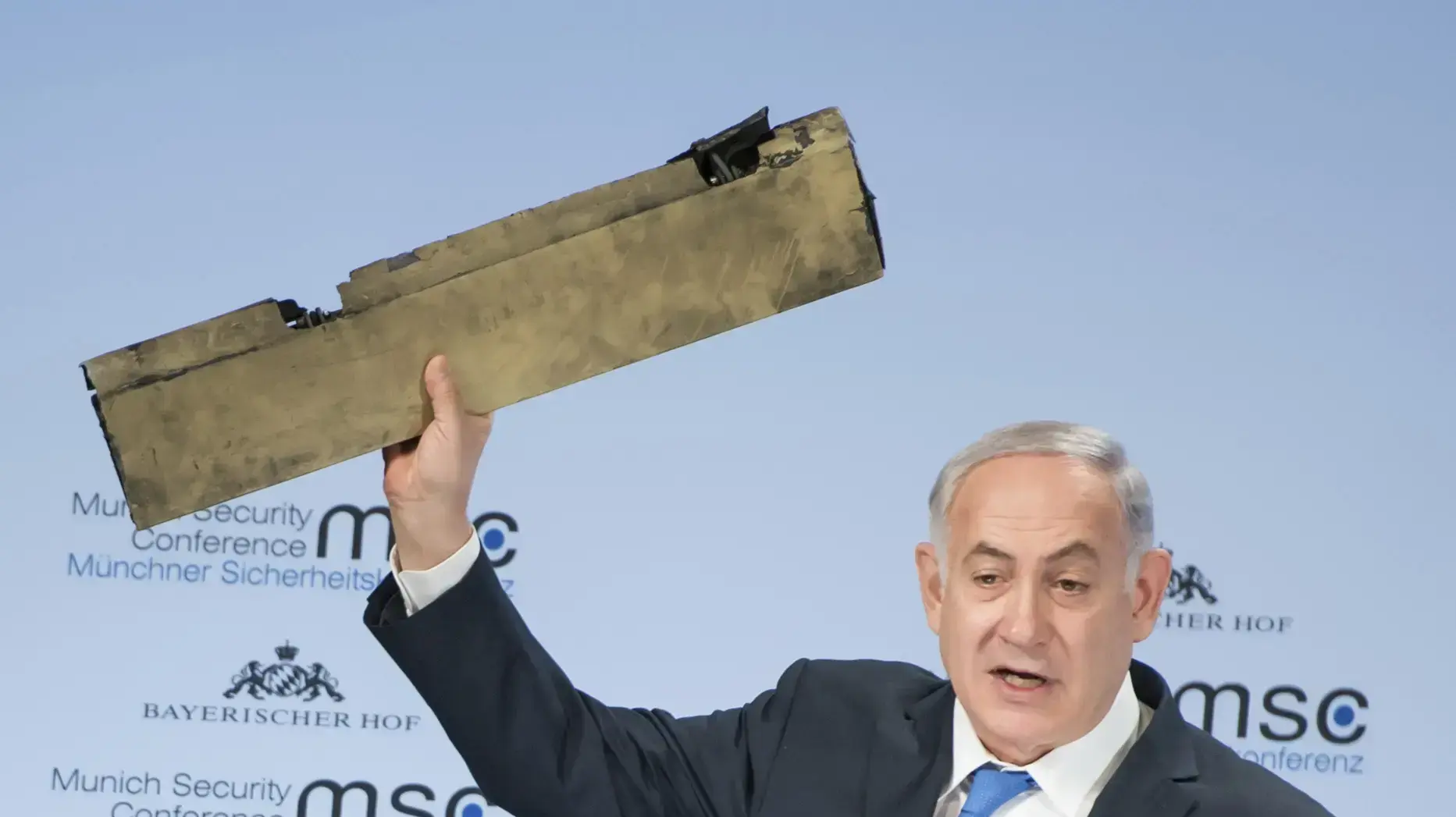 ראש הממשלה, בנימין נתניהו מניף חתיכה מהמלט האיראני בכנס הביטחון במינכן, 18 בפברואר 2018 ראש הממשלה, בנימין נתניהו מניף חתיכה מהמלט האיראני בכנס הביטחון במינכן, 18 בפברואר 2018