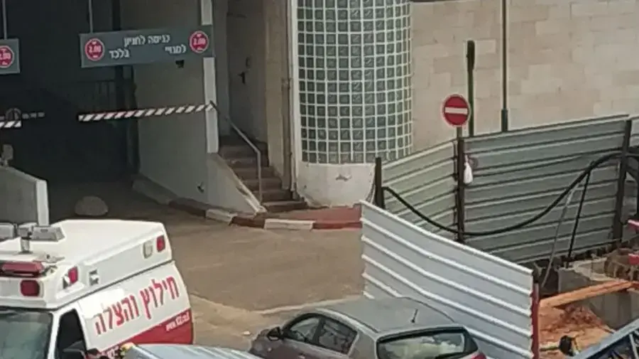 מנוף נפל על רכב בכפר סבא, כוחות משטרה, חילוץ והצלה במקום, נקבע מותה של נהגת הרכב, 18 בפברואר 2018 מנוף נפל על רכב בכפר סבא, כוחות משטרה, חילוץ והצלה במקום, נקבע מותה של נהגת הרכב, 18 בפברואר 2018