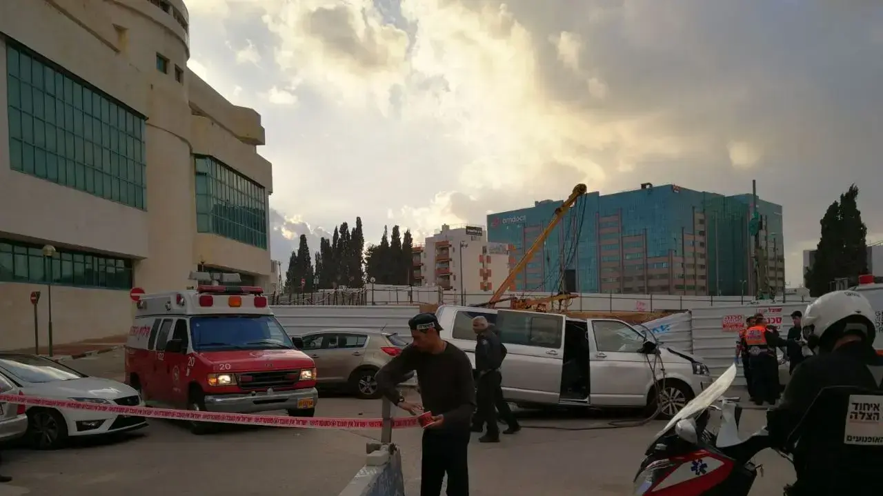 מנוף נפל על רכב בכפר סבא, כוחות משטרה, חילוץ והצלה במקום, נקבע מותה של נהגת הרכב, 18 בפברואר 2018 מנוף נפל על רכב בכפר סבא, כוחות משטרה, חילוץ והצלה במקום, נקבע מותה של נהגת הרכב, 18 בפברואר 2018