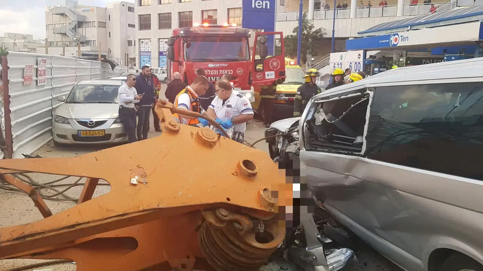 מנוף נפל על רכב בכפר סבא, כוחות משטרה, חילוץ והצלה במקום, נקבע מותה של נהגת הרכב, 18 בפברואר 2018 מנוף נפל על רכב בכפר סבא, כוחות משטרה, חילוץ והצלה במקום, נקבע מותה של נהגת הרכב, 18 בפברואר 2018