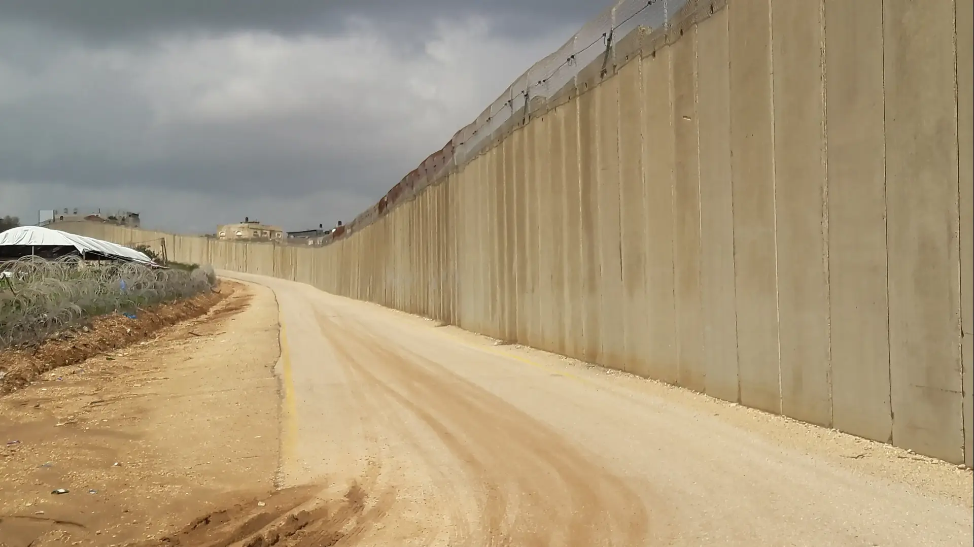 גדר ההפרדה חומה בסוף העיר באקה אל גרבייה גדר ההפרדה חומה בסוף העיר באקה אל גרבייה