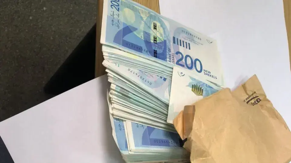 חוקרי משטרת ישראל הביאו לגיבוש תשתית ראייתית נגד שני חשודים תושבי קריית גת שנעצרו בחשד לגניבת מיליוני שקלים מרכב מודיעין אזרחי, 19 בפברואר 2018 חוקרי משטרת ישראל הביאו לגיבוש תשתית ראייתית נגד שני חשודים תושבי קריית גת שנעצרו בחשד לגניבת מיליוני שקלים מרכב מודיעין אזרחי, 19 בפברואר 2018