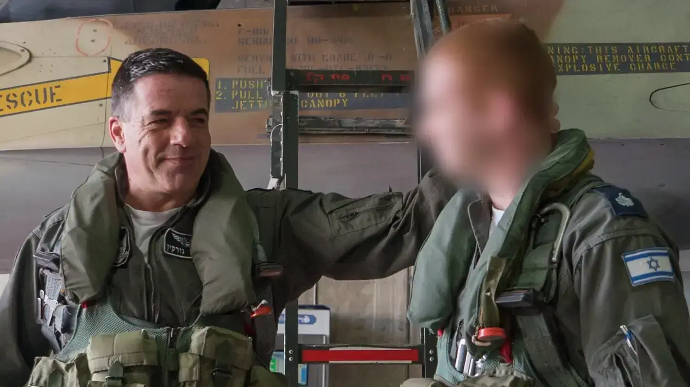 רס?ן א? הנווט שנטש את המטוס ב-10 בפברואר 2018, חזר לפעילות בטייסת ואת הטיסה הראשונה שלו טס עם מפקד חיל האוויר, אלוף עמיקם נורקין, 19 בפברואר 2018 רס?ן א? הנווט שנטש את המטוס ב-10 בפברואר 2018, חזר לפעילות בטייסת ואת הטיסה הראשונה שלו טס עם מפקד חיל האוויר, אלוף עמיקם נורקין, 19 בפברואר 2018