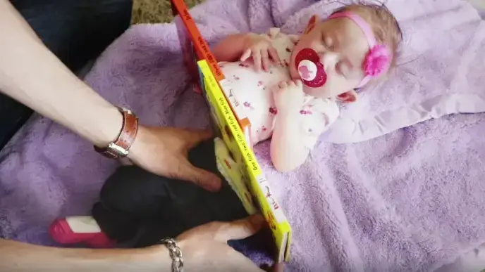 קוסם מנסר תינוקת לשניים