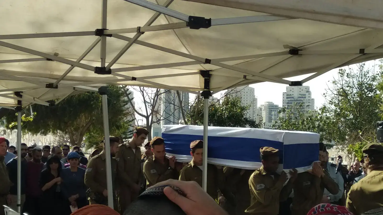 הלוויתו של שילה סימן טוב ז"ל, שנהרג בתאונה שבוע שעבר, החלקה הצבאית, בית העלמין סגולה, 20 בפברואר 2018 הלוויתו של שילה סימן טוב ז"ל, שנהרג בתאונה שבוע שעבר, החלקה הצבאית, בית העלמין סגולה, 20 בפברואר 2018