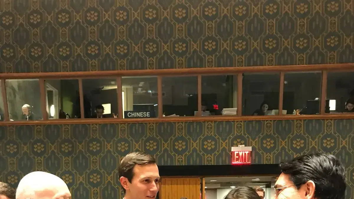שגריר ישראל באו"ם דני דנון, שגרירת ארה"ב באו"ם ניקי היילי וג'ראר קושנר במהלך דיון במועצת הביטחון של הא"ום 20 בפברואר 2018 שגריר ישראל באו"ם דני דנון, שגרירת ארה"ב באו"ם ניקי היילי וג'ראר קושנר במהלך דיון במועצת הביטחון של הא"ום 20 בפברואר 2018