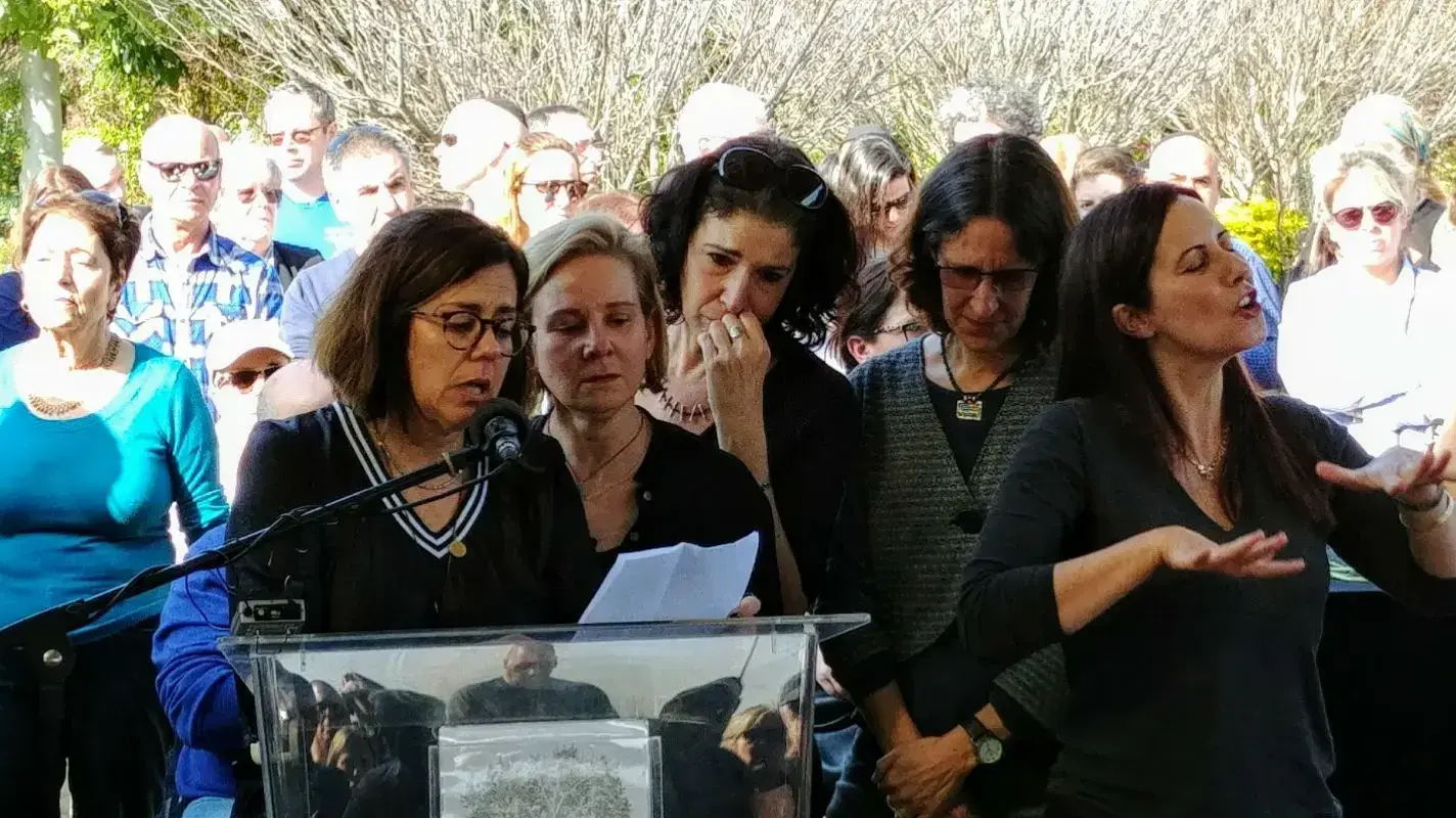 חברותיה של נטע רוטמן בהלוויתה, כפר סבא, 21 בפברואר 2018 חברותיה של נטע רוטמן בהלוויתה, כפר סבא, 21 בפברואר 2018