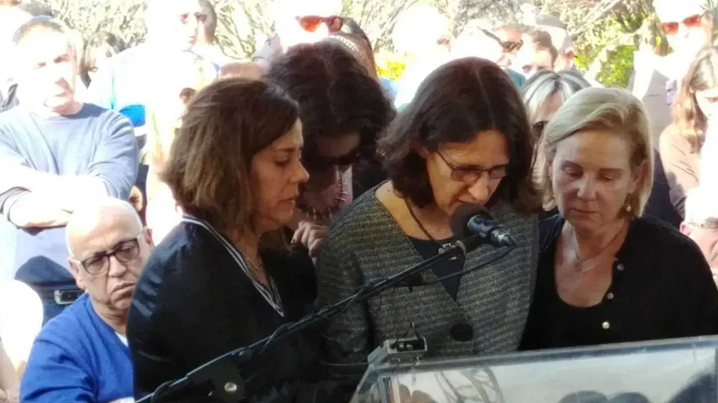 חברותיה של נטע רוטמן בהלוויתה, כפר סבא, 21 בפברואר 2018 חברותיה של נטע רוטמן בהלוויתה, כפר סבא, 21 בפברואר 2018