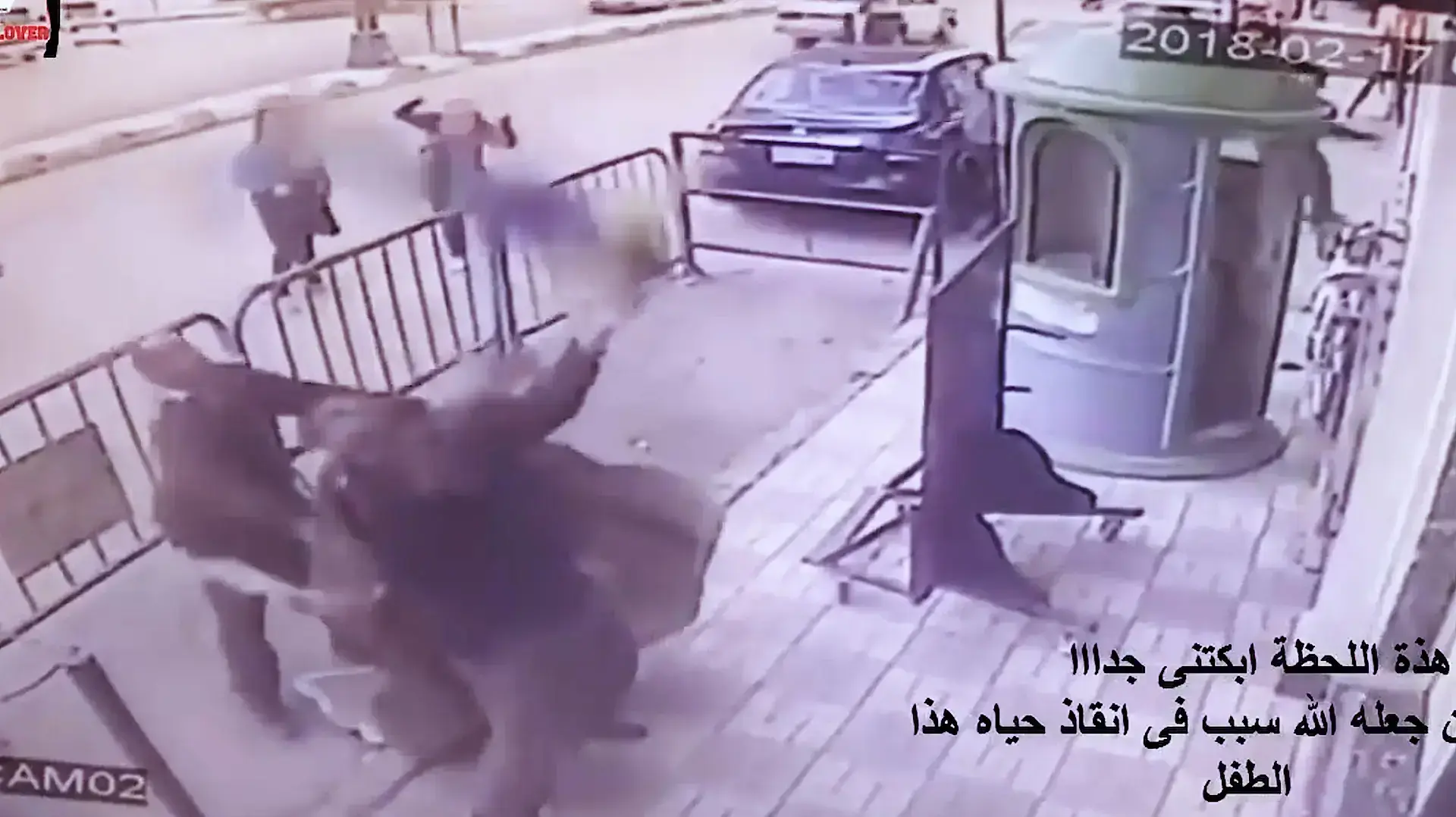 תיעוד דרמטי- שומר בנק בעיר אסיוט במצרים תפס ילד שנפל מהקומה השלישית של בניין סמוך
