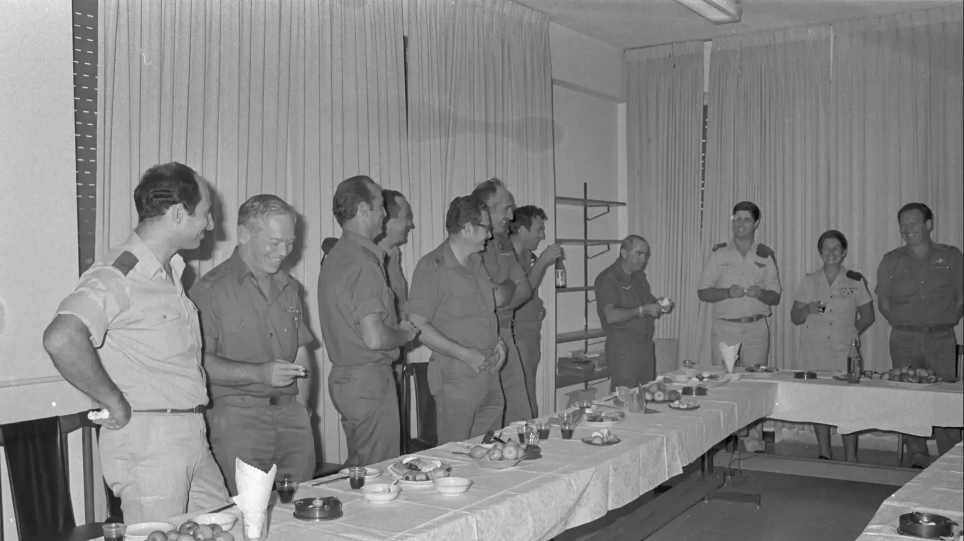 הרמת כוסית פורום מטכ"ל- בית הלחמי, מנדי מרון, שלמה גזית, משה לוי, הרצל שפיר, רפאל איתן 12.09.1977 הרמת כוסית פורום מטכ"ל- בית הלחמי, מנדי מרון, שלמה גזית, משה לוי, הרצל שפיר, רפאל איתן 12.09.1977