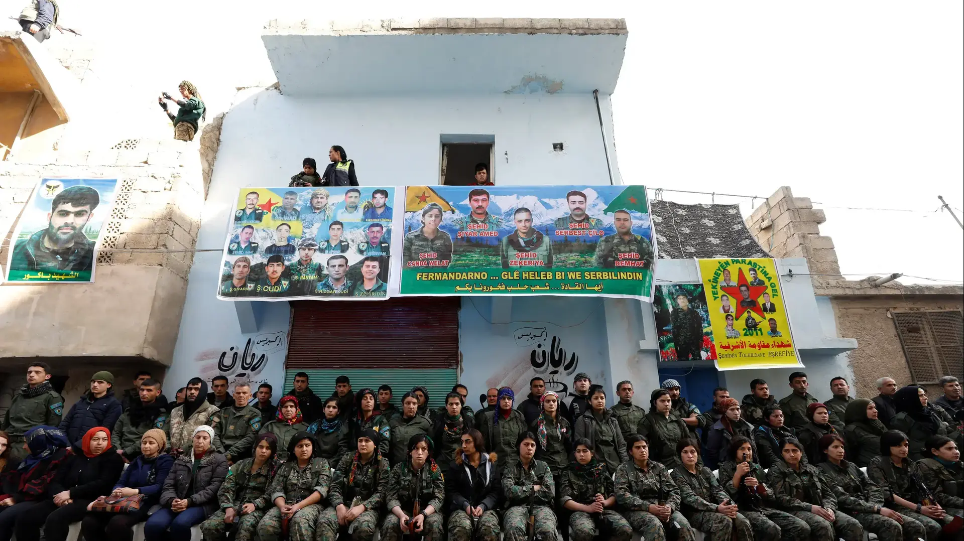 לוחמות כורדיות משורות ה-YPJ בשכונת שייח מקסוד, חאלב, סוריה, פברואר 2018 לוחמות כורדיות משורות ה-YPJ בשכונת שייח מקסוד, חאלב, סוריה, פברואר 2018